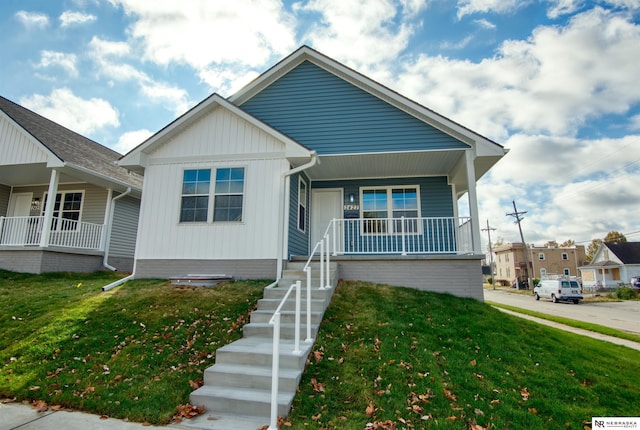 view of front facade with a front yard and a porch