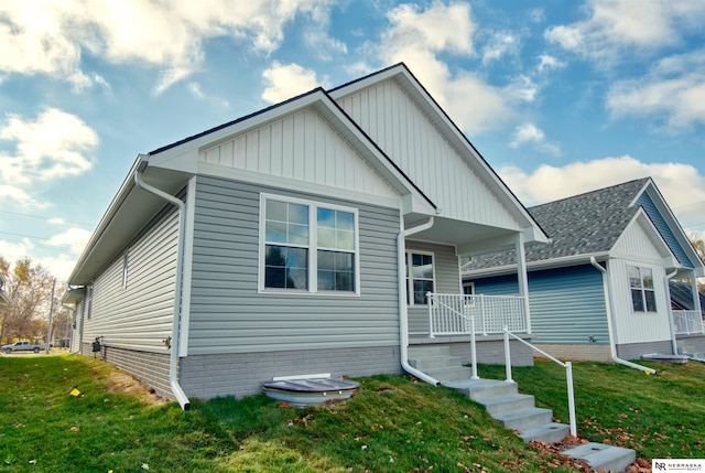 view of front of property featuring covered porch and a front lawn