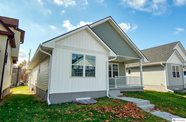 view of front of house with a porch and a front lawn