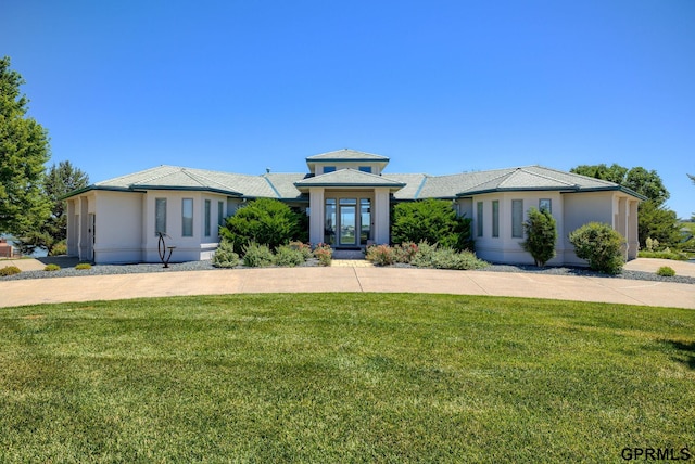 view of front of home featuring a front lawn