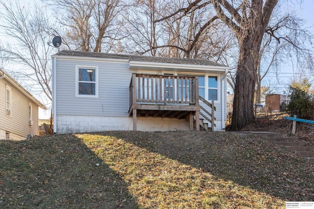 view of front of home featuring a wooden deck and a front lawn