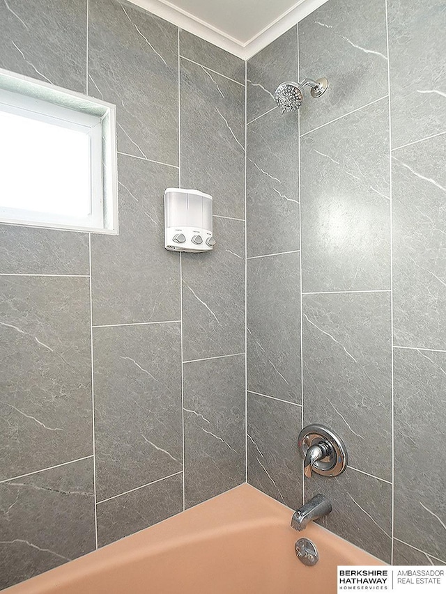 bathroom featuring tiled shower / bath