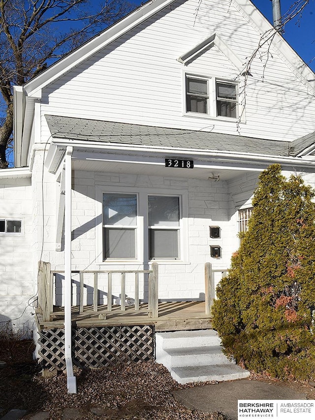 view of front of house featuring a porch