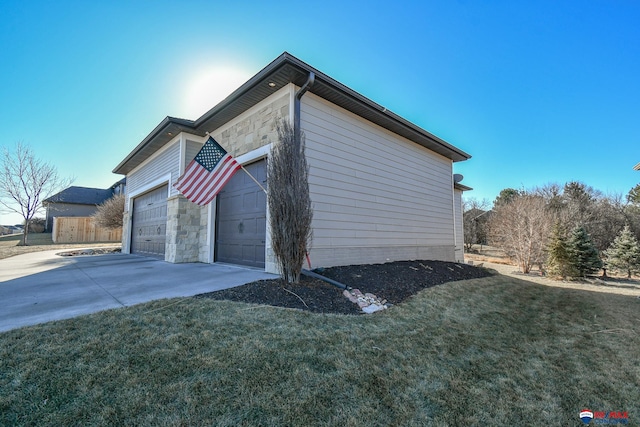 view of side of property featuring a lawn