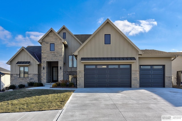 view of front facade featuring a garage and a front yard