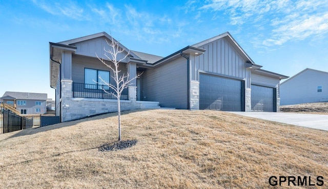 view of front of home featuring a garage and a front yard