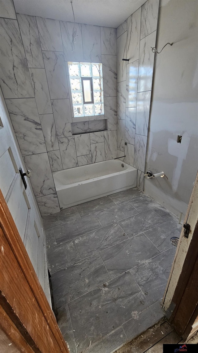 bathroom featuring tiled shower / bath combo