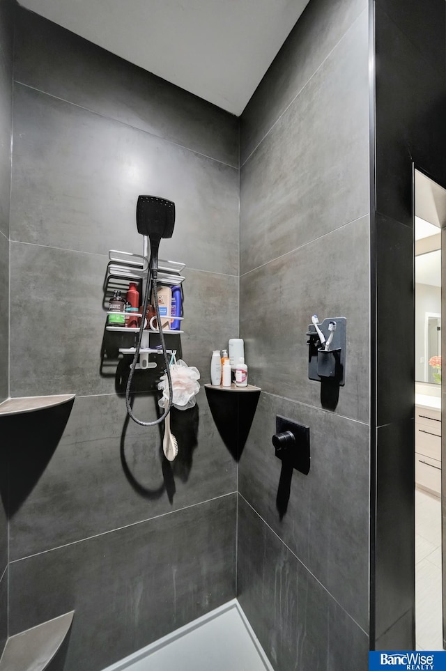 bathroom featuring tiled shower