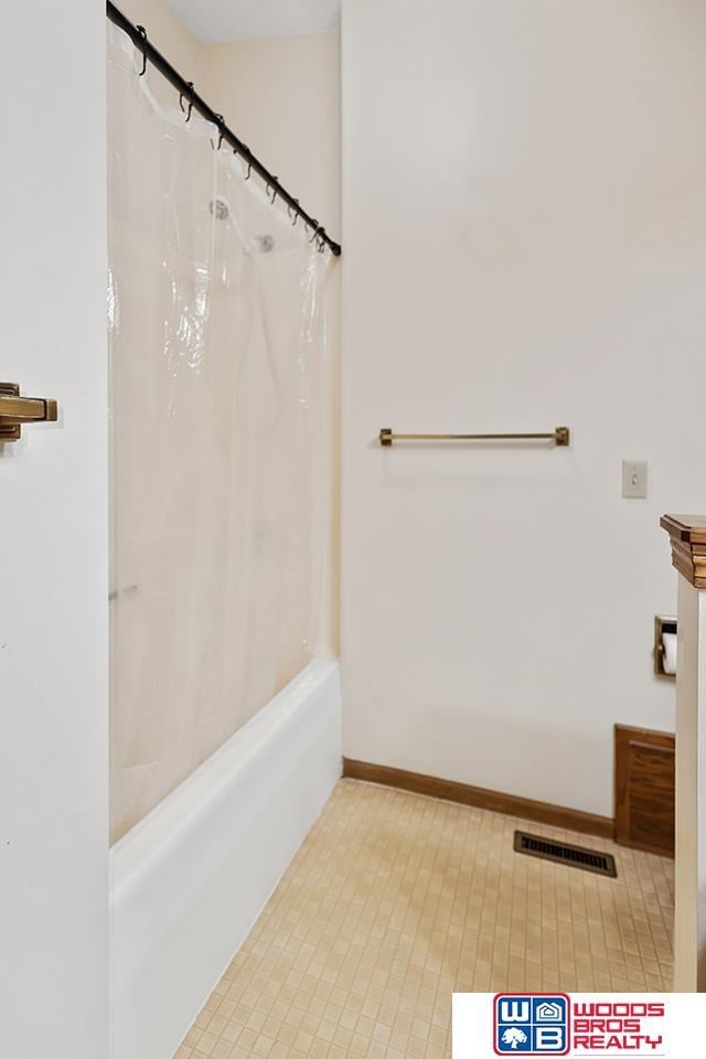 bathroom with shower / bath combo