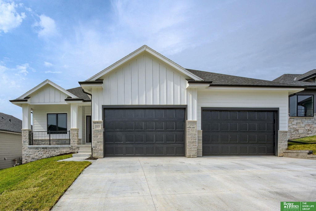 view of front facade featuring a garage and covered porch