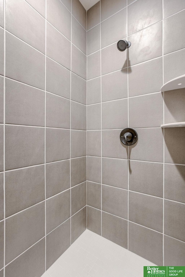 bathroom featuring tiled shower