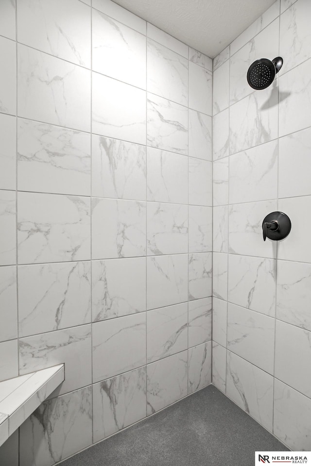 bathroom featuring tiled shower