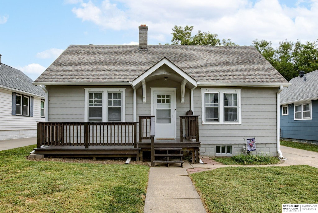 bungalow-style house with a front lawn