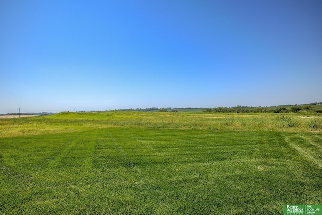 view of yard featuring a rural view