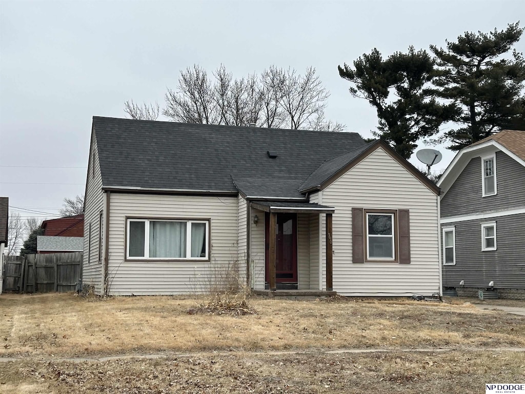 view of front of house with a front lawn