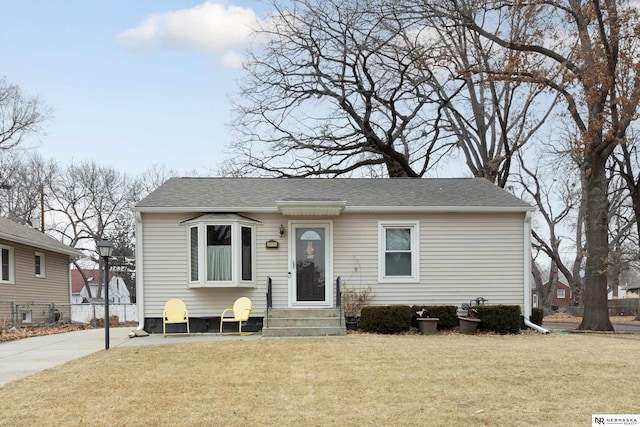 view of front facade with a front lawn