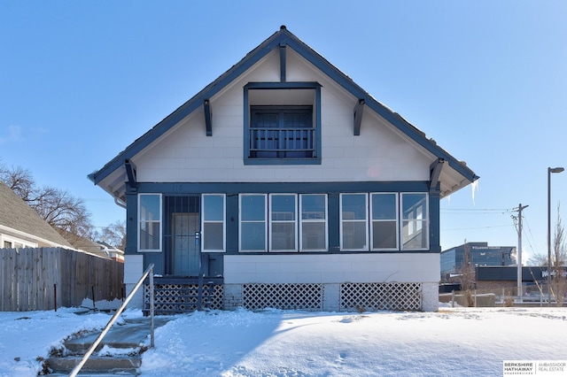 bungalow with entry steps and fence