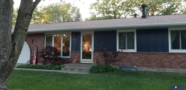 view of front of home featuring a garage and a front yard