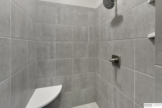 bathroom featuring tiled shower