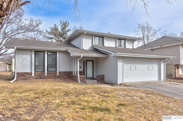 view of front of home with a front lawn