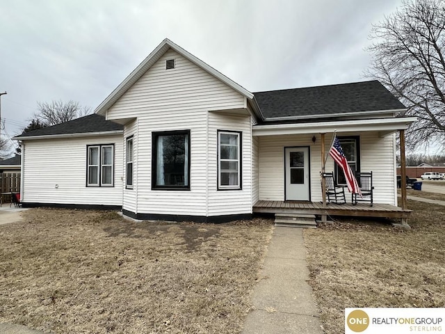 view of front facade with a front yard and covered porch