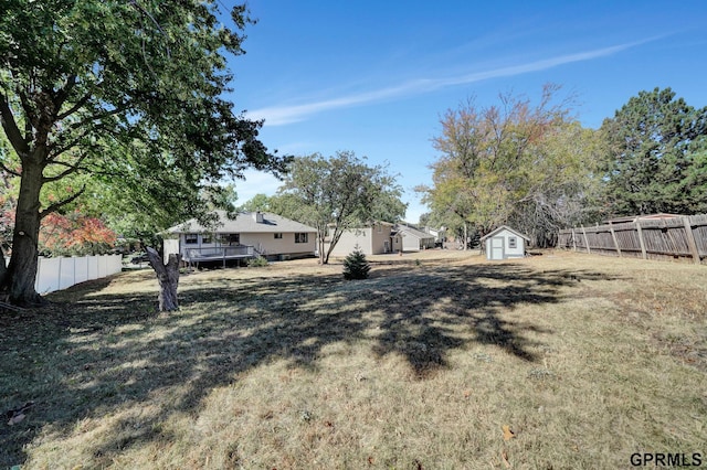 view of yard featuring a storage shed