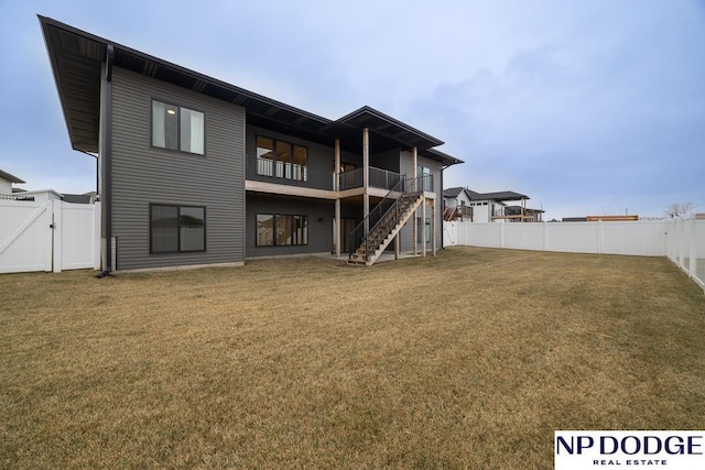 back of house featuring a lawn