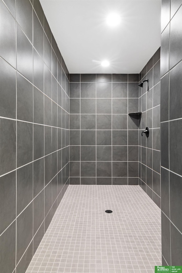 bathroom featuring a tile shower