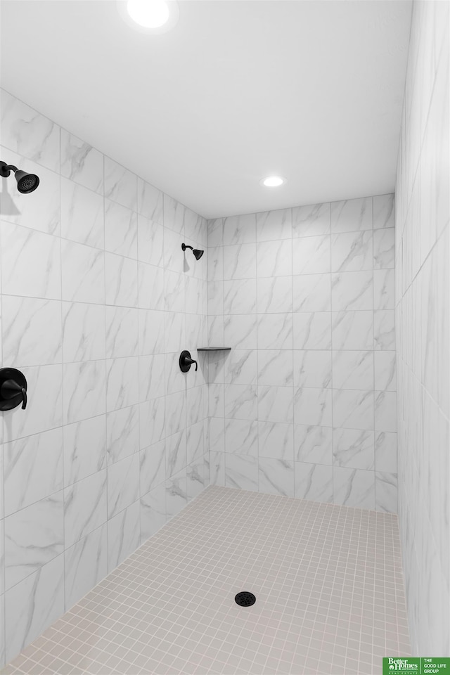 bathroom featuring tiled shower