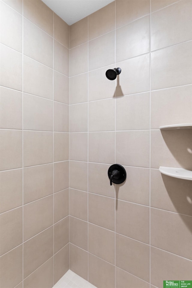 bathroom featuring a tile shower