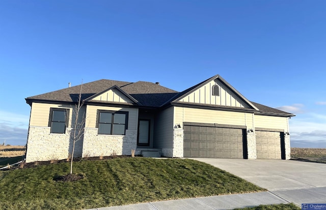 view of front facade with a garage and a front yard