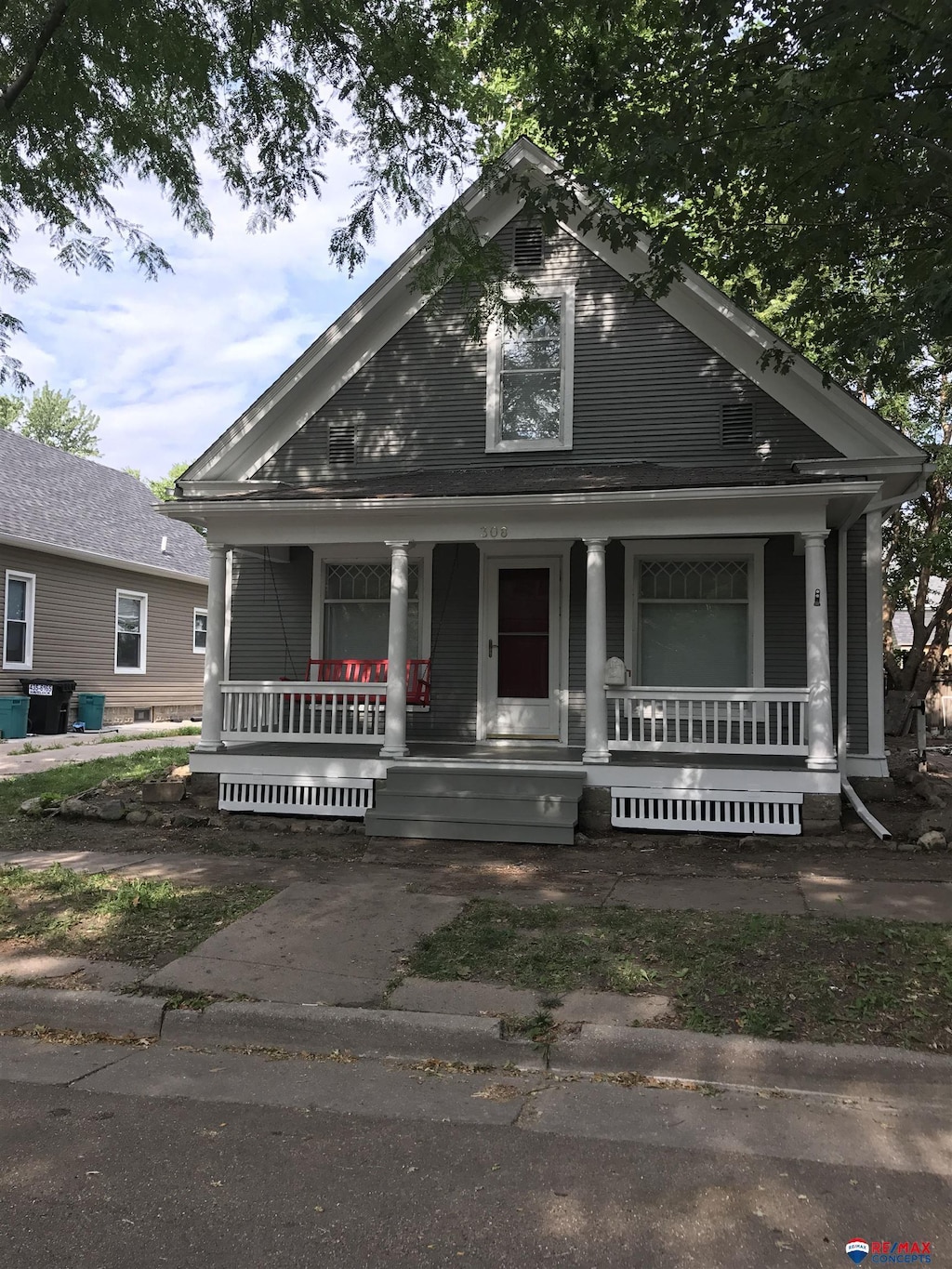 view of front of property featuring covered porch