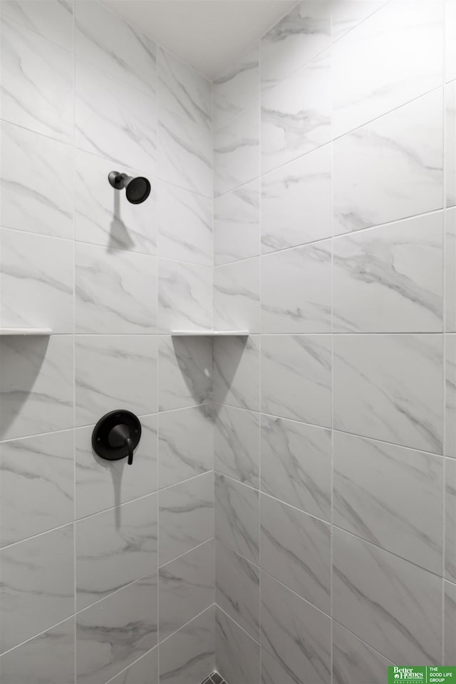 bathroom featuring a tile shower