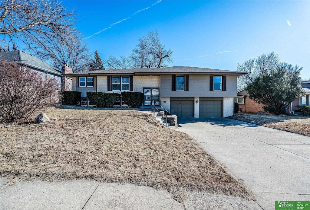 view of front of property featuring a garage