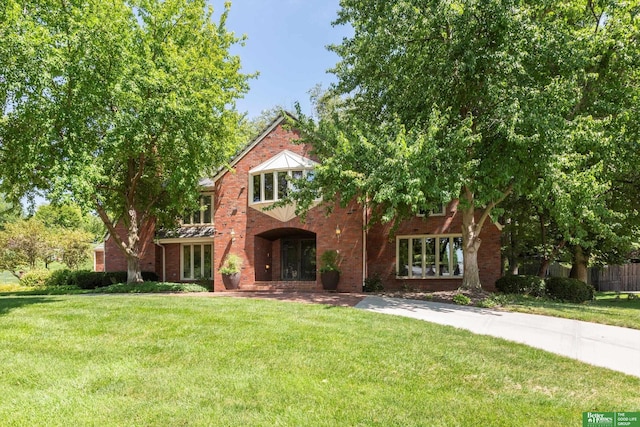 view of front facade featuring a front lawn