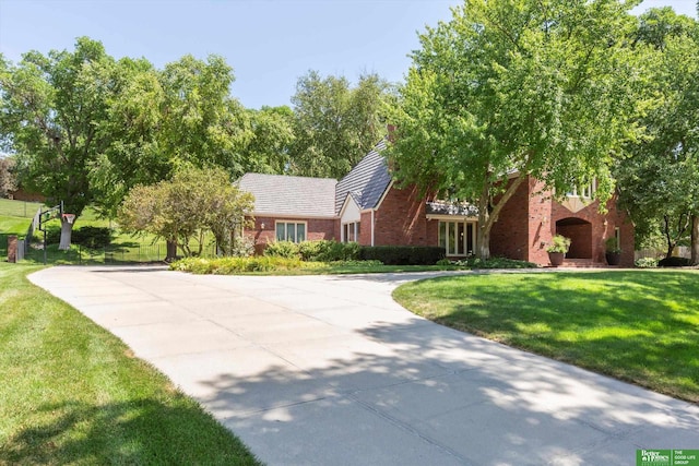 view of front of home featuring a front lawn