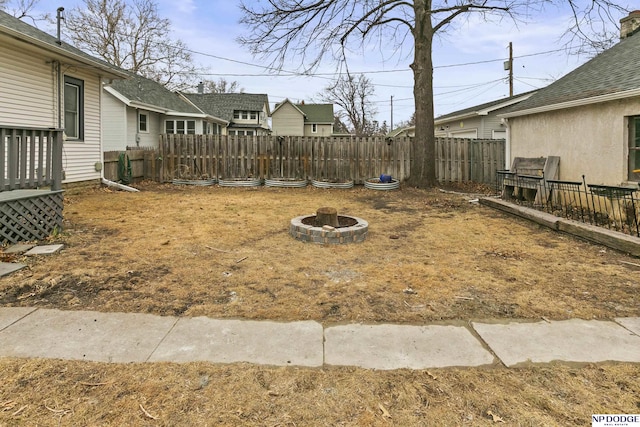 view of yard featuring an outdoor fire pit