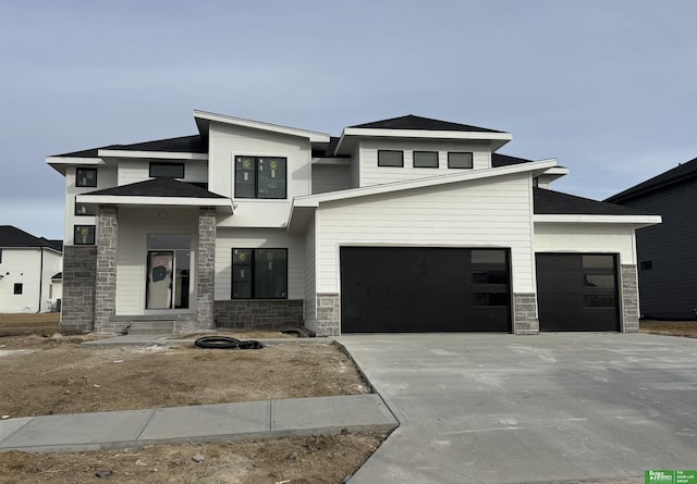 view of front facade featuring a garage