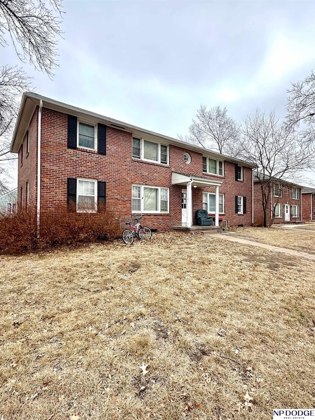 view of front of home featuring a front lawn