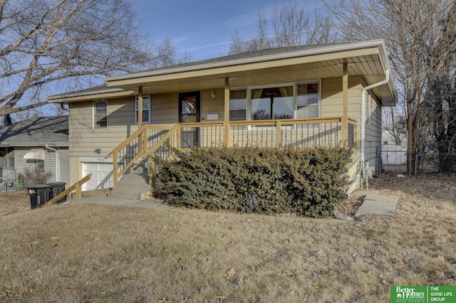 view of front facade featuring a front yard and covered porch