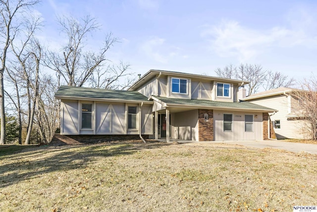 view of front of home featuring a front yard