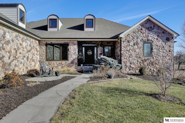 view of front of home featuring a front yard