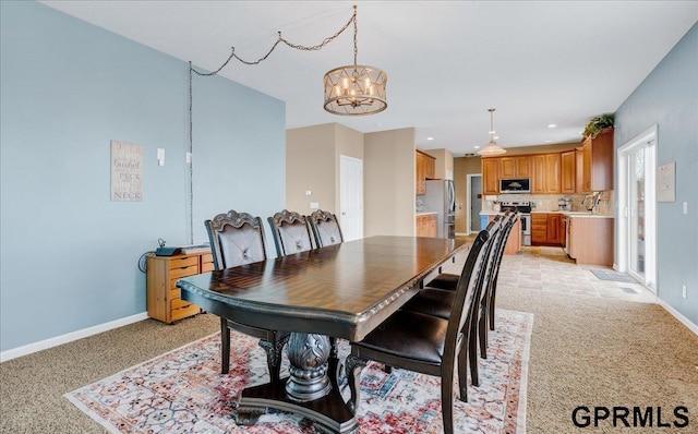 dining space with sink and a notable chandelier