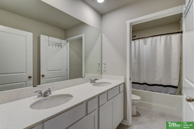 full bathroom with shower / tub combo with curtain, vanity, and toilet