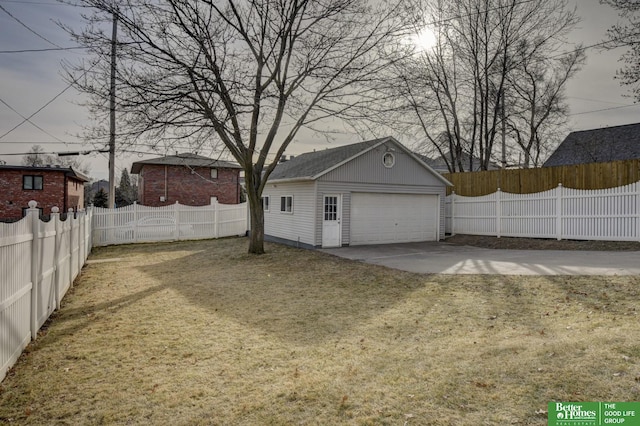 view of yard featuring a garage and an outdoor structure