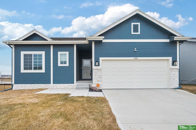 view of front of house featuring a garage and a front yard