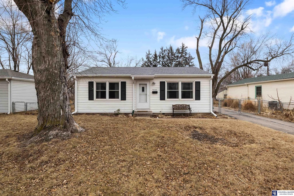 single story home with a front yard