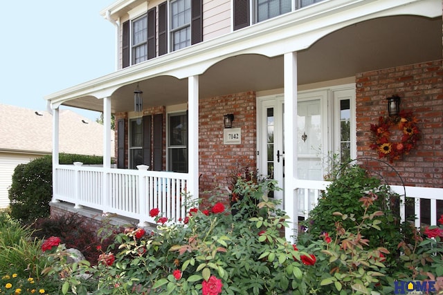 entrance to property featuring covered porch