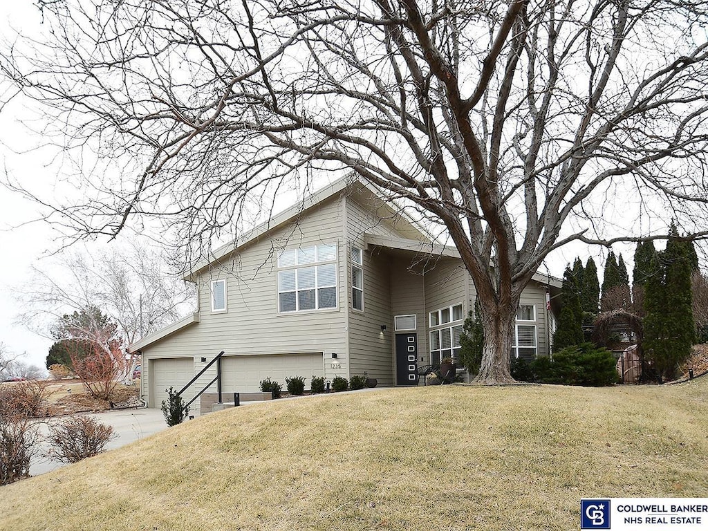 view of front of property featuring a garage and a front yard