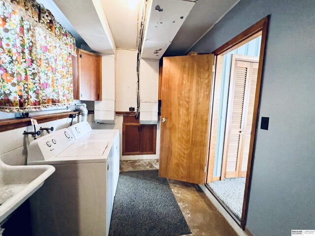 washroom featuring cabinets and washing machine and dryer